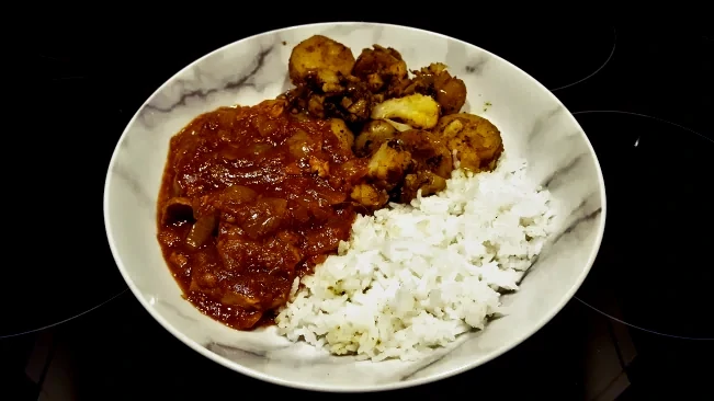 aloo gobi served with roast pork vindaloo and plain basmati rice aloo gobi curry and rice 01