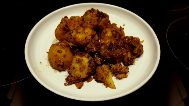aloo gobi served on a plate aloo gobi plated