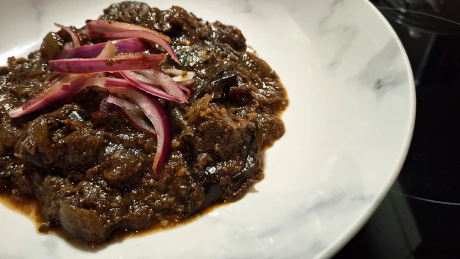beef vindaloo and pickled onion plated