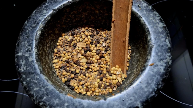 whole spices cooling