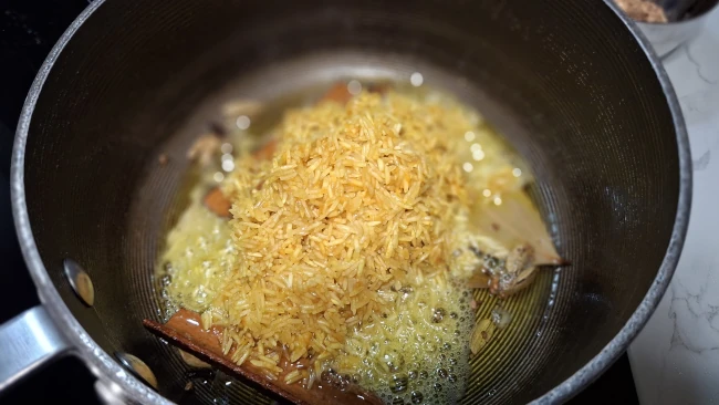 rice-added-to-whole-spices