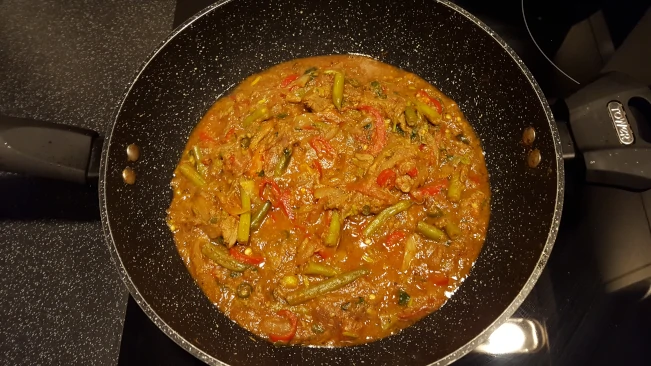 beef curry with green beans in a pan beef curry with green beans 1