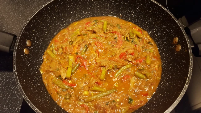beef curry with green beans in a pan beef curry with green beans 2