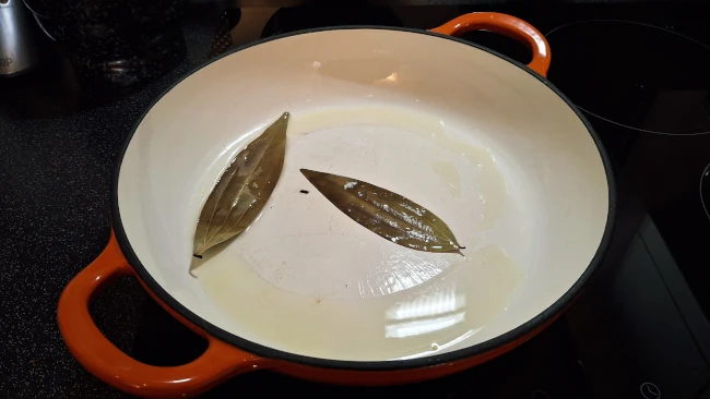 bay leaves frying