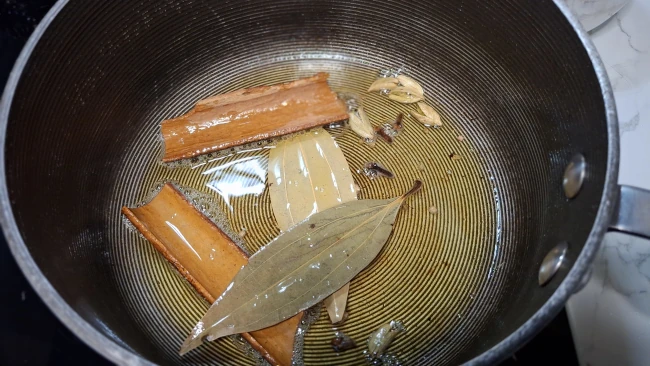 whole-spices-cooking-in-ghee