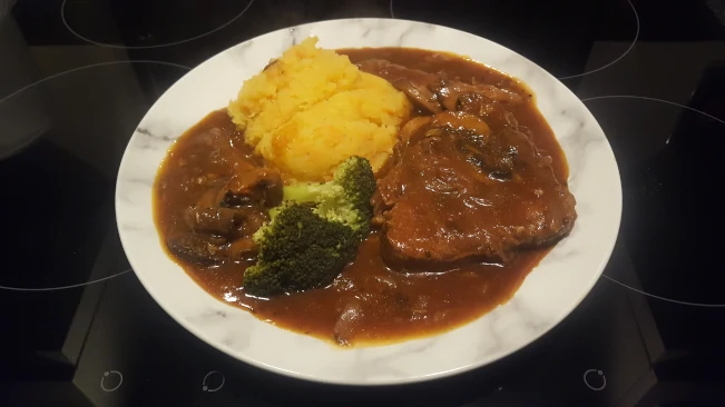 braised steak mash & broccoli