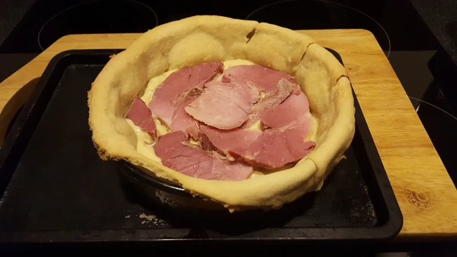 make layers of meat & sauce pastry base filling 2