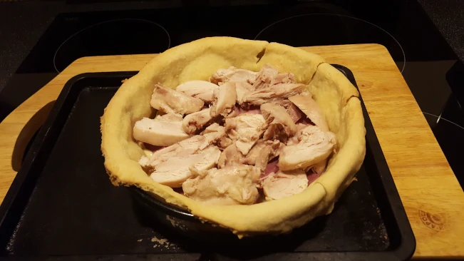 make layers of meat & sauce pastry base filling 3