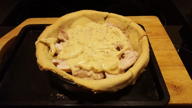 make layers of meat & sauce pastry base filling 4