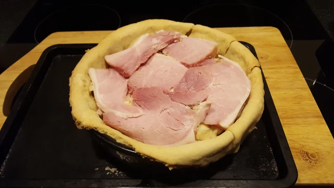 make layers of meat & sauce pastry base filling 5