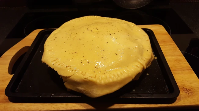 chicken & gammon pie with egg washed lid pie with lid 1
