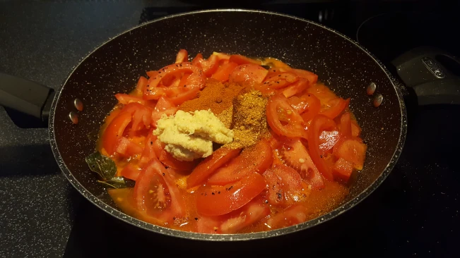 garlic & spices added to tomatoes 02
