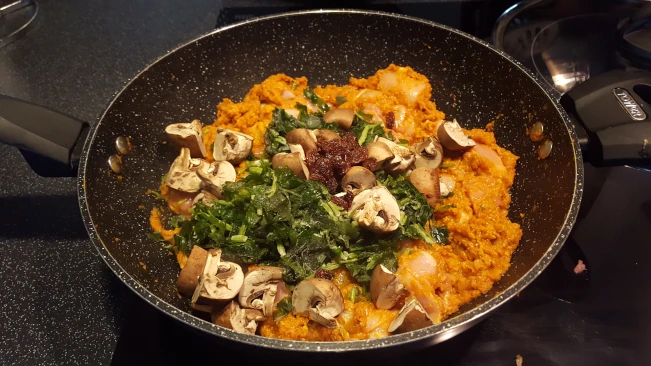 add chicken mushroom coriander sultanas