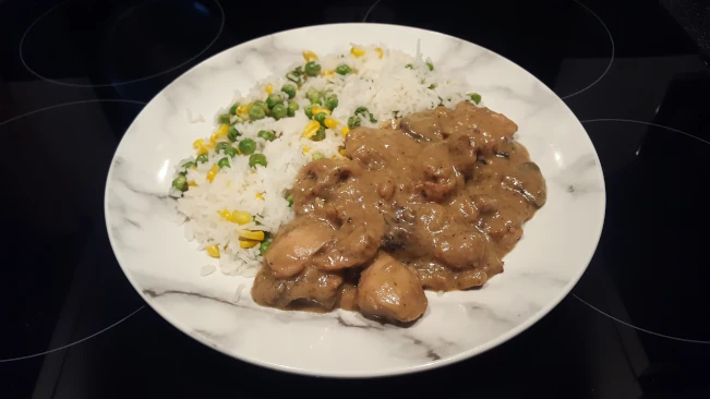 chicken creamy peppercorn sauce and rice chicken creamy peppercorn sauce and rice plated