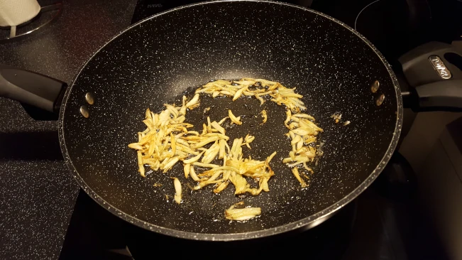 browned ginger garlic in wok