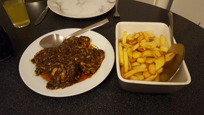 chicken thighs in spicy hot sauce and chips