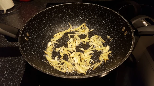 ginger garlic in wok