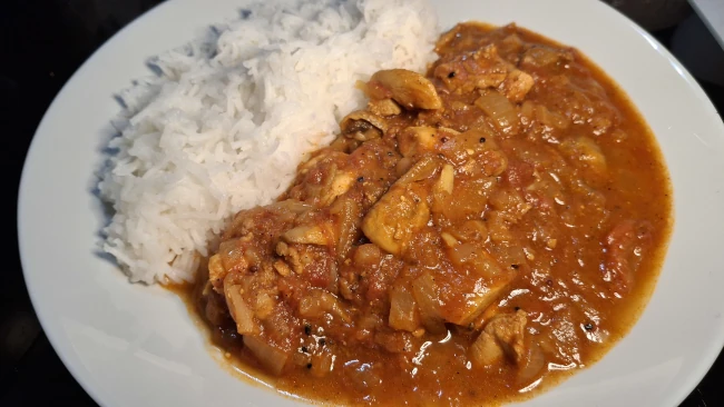 chicken-vindaloo-and-basmati-rice-closeup