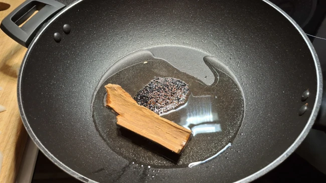 whole-spices-sizzling-in-oil