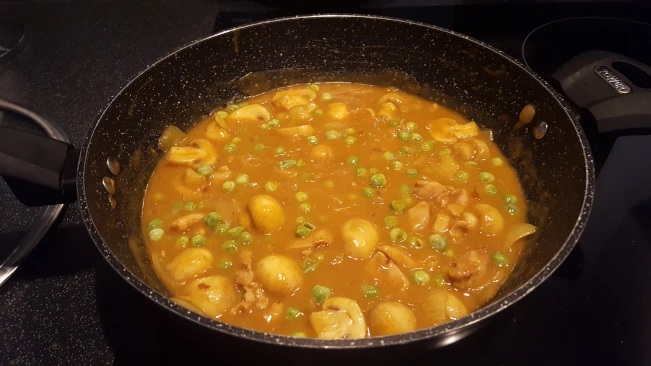 peas added to wok for chinese chicken curry chicken and mushroom curry pease added