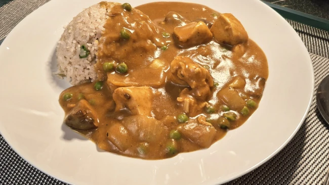 chinese-chicken-curry-with-rice-dome-close-up