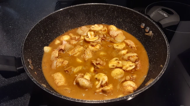 curry sauce added to wok for chinese chicken curry curry sauce added