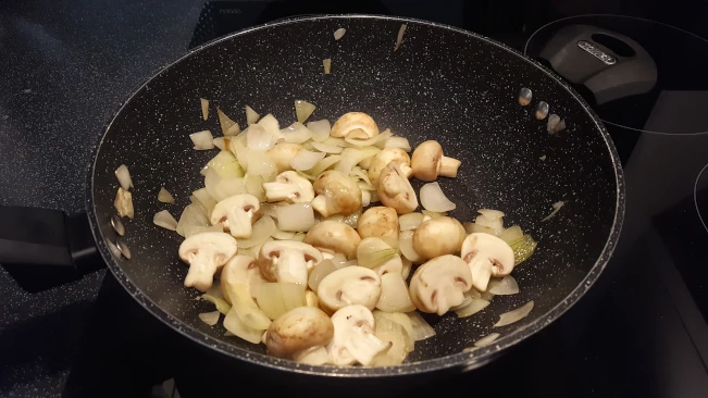 mushrooms cooking with onions for chinese chicken curry mushrooms cooking with onions