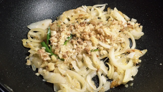 garlic-ginger-and-chillies-added-to-onions