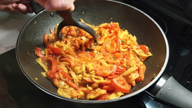 mashing-softened-tomatoes
