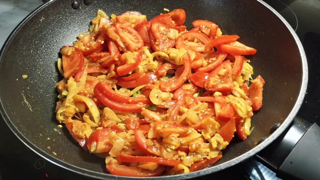 tomatoes-stirred-through-onions