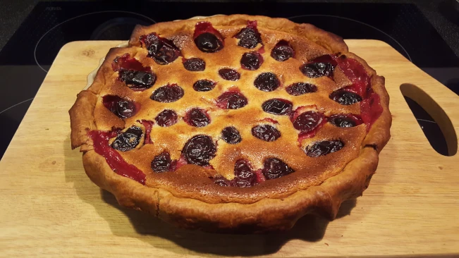 damson and soured ceam tart straight out of the oven damson and soured cream tart