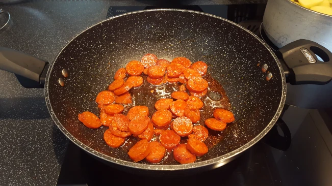 chorizo frying