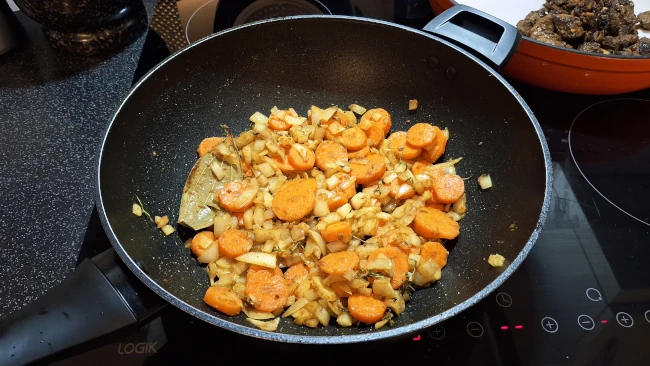carrots mixed with onions for jamaican beef & butter bean curry carrots mixed with onions