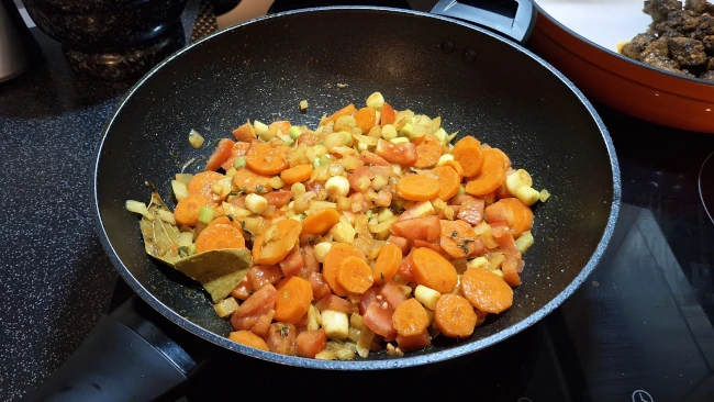 tomato mixed with veg for jamaican beef & butter bean curry tomato mixed with veg