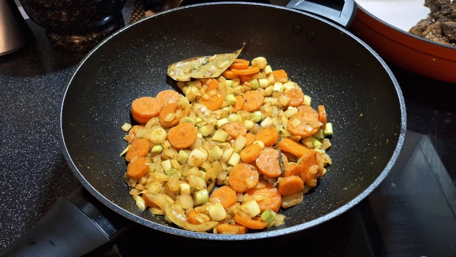 whites of spring onions mixed with veg for jamaican beef & butter bean curry whites of spring onions mixed with veg