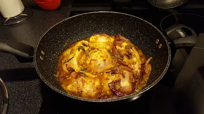 chicken browning in a wok chicken cooking