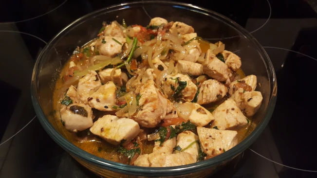 khara masal balti chicken ready to serve khara masal balti chicken in glass dish