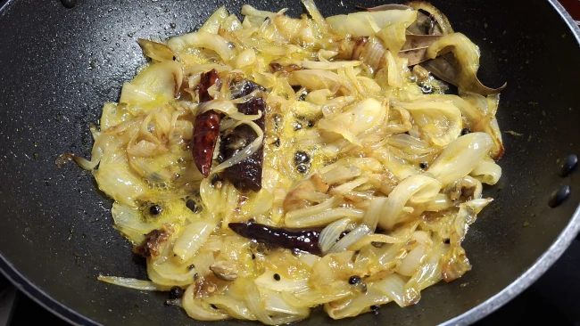 caramalised-onions-in-pan.webp