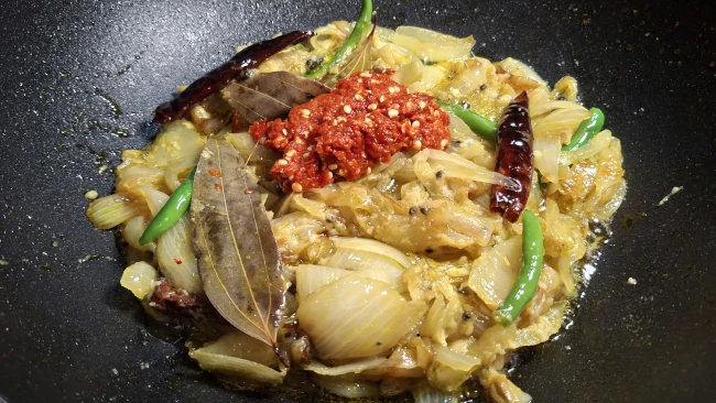 chilli-paste-added-to-onions