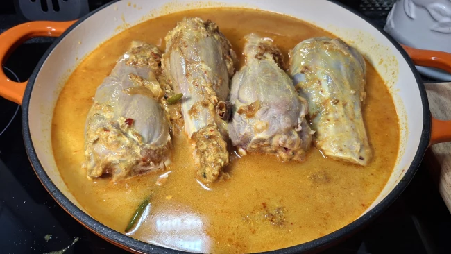 lamb-shanks-water-and-marinade-in-a-pan