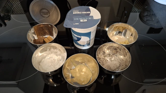 little pots of ingredients for luxury chicken pie with mushrooms & leeks ingredients in 5 little pots
