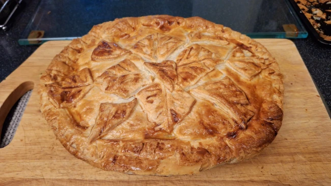 luxury chicken pie with mushrooms & leeks with trimmed pastry top pie with trimmed golden pastry 04