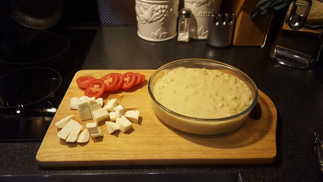macaroni cheese mozzarela & tomatoes
