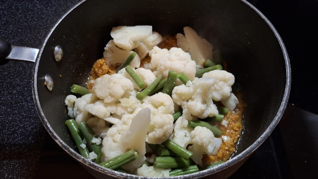 cauli and beans added to masala