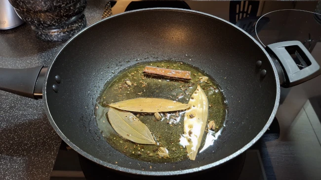whole spices frying for pomegranate chicken curry whole spices frying