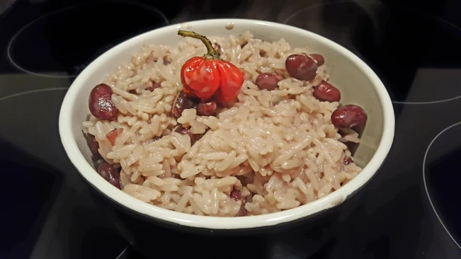 rice and peas in a bowl 01