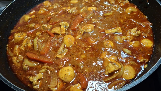 rogan-josh-chicken-curry-in-a-wok