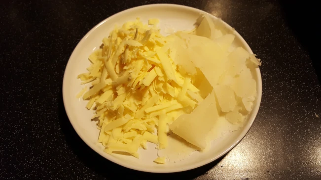 grated cheese parmasan flakes