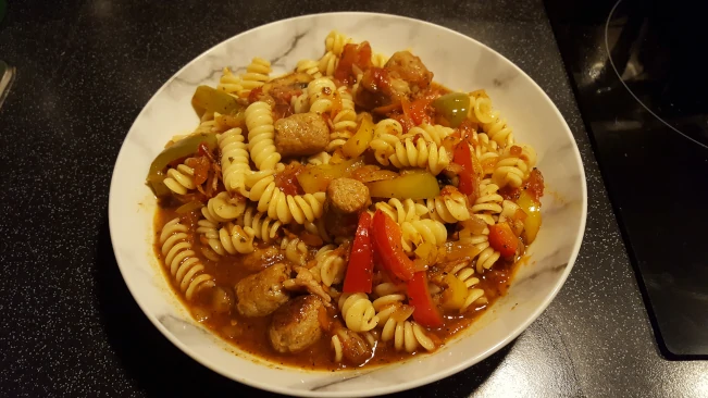 sausage pasta sauce and fusilli 02