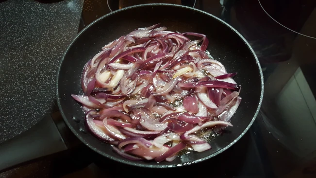 onions carmalising
